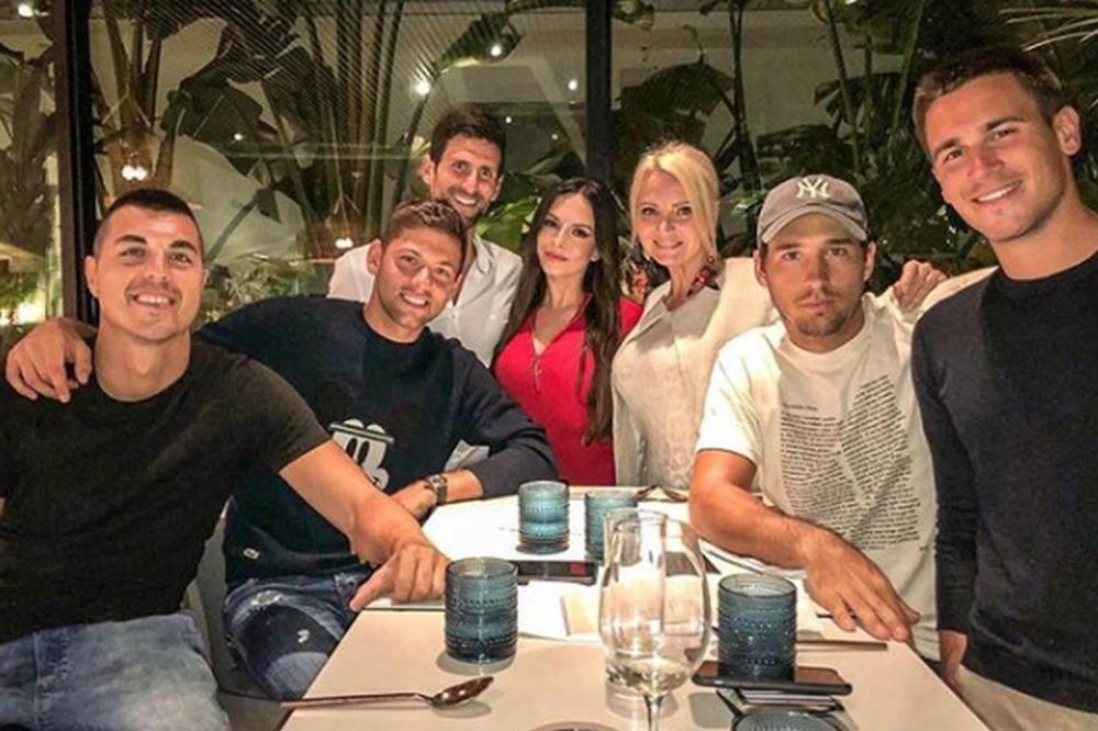 DUGO SMO SE PRATILI I SAD SMO SE KONAČNO SRELI: Vrela pijanistkinja obgrlila Đokovića! Šta li će joj reći muž?!