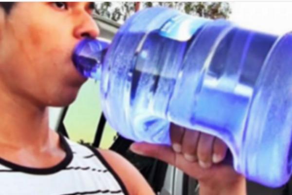 PIO JE 4 LITRE VODE DNEVNO PUNIH MESEC DANA: Rezultati koje je postigao su ODUŠEVILI SVE OKO NJEGA!