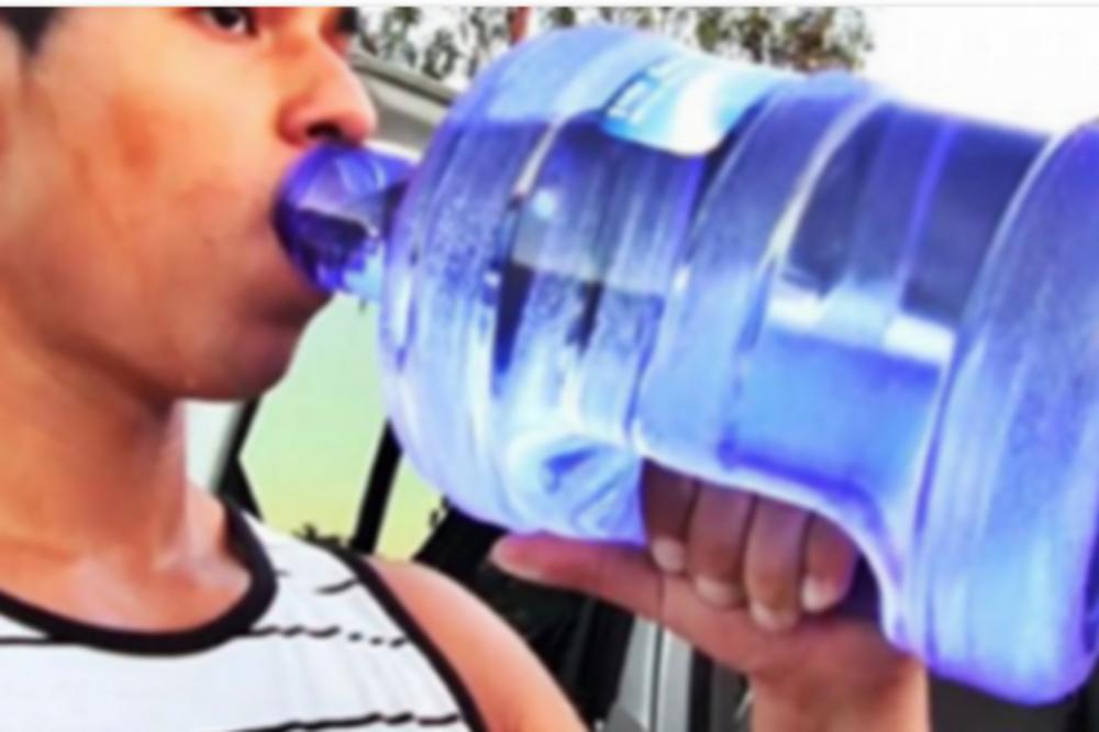 PIO JE 4 LITRE VODE DNEVNO PUNIH MESEC DANA: Rezultati koje je postigao su ODUŠEVILI SVE OKO NJEGA!
