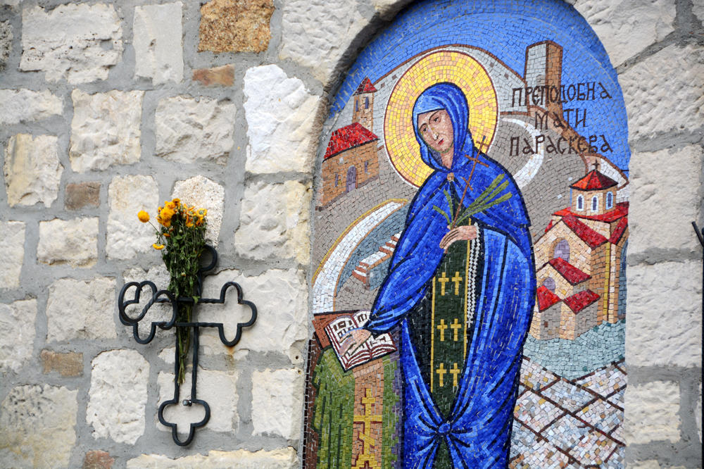 SUTRA SVI PRAVOSLAVCI OBELEŽAVAJU OVAJ PRAZNIK: Na dan kada se slave MLADENCI, u kuću nikako NE SMETE UĆI OVAKO!