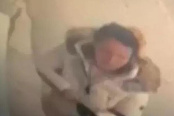 OVAKO IZGLEDA MAJKA KOJA JE SVOJU BEBU OSTAVILA U TAKSIJU: Sigurnosne kamere zabeležile sve! (FOTO)