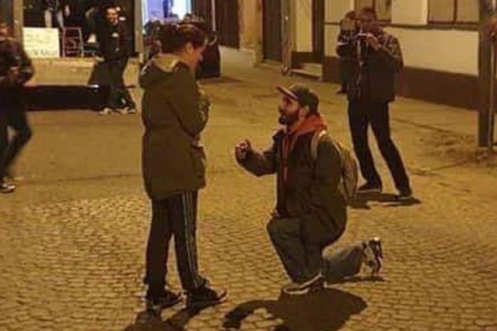 PALA PROSIDBA: Stevan zaprosio svoju Danijelu na PROTESTU 1 OD 5 MILIONA (FOTO)