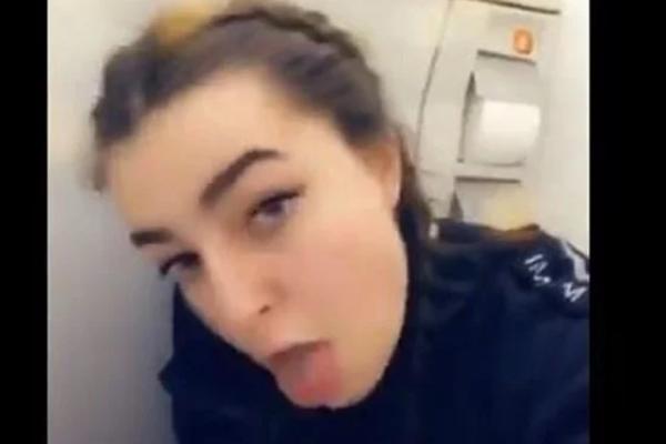 POSTALA POZNATA ZBOG GADOSTI: Ljudi su bili zgroženi onime što je uradila u toaletu aviona! (VIDEO)