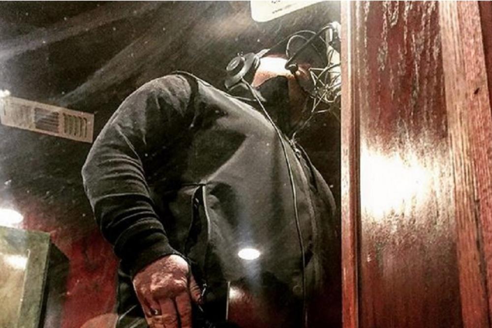 UBIO SE POZNATI PEVAČ! Pucao je sebi u OKO na snimanju SPOTA!