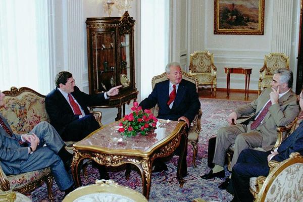 SLOBIN POTPIS NE VREDI NIŠTA, ON VARA, SPREMITE SE ZA NAPAD! Ovako je PROTEKLA NOĆ UOČI BOMBI u Srbiji i NATO