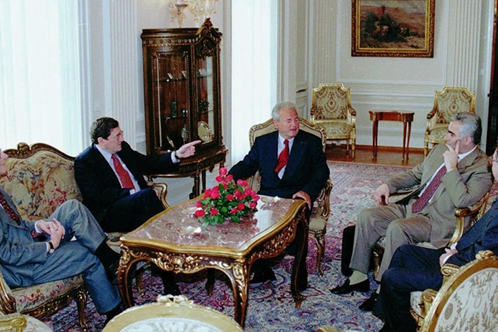 AMERIKA JE BRUTALNO SLAGALA MILOŠEVIĆA, IZIGRALA GA JE KAO MALO DETE! Procureli TAJNI DOKUMENTI NATO i sve govore