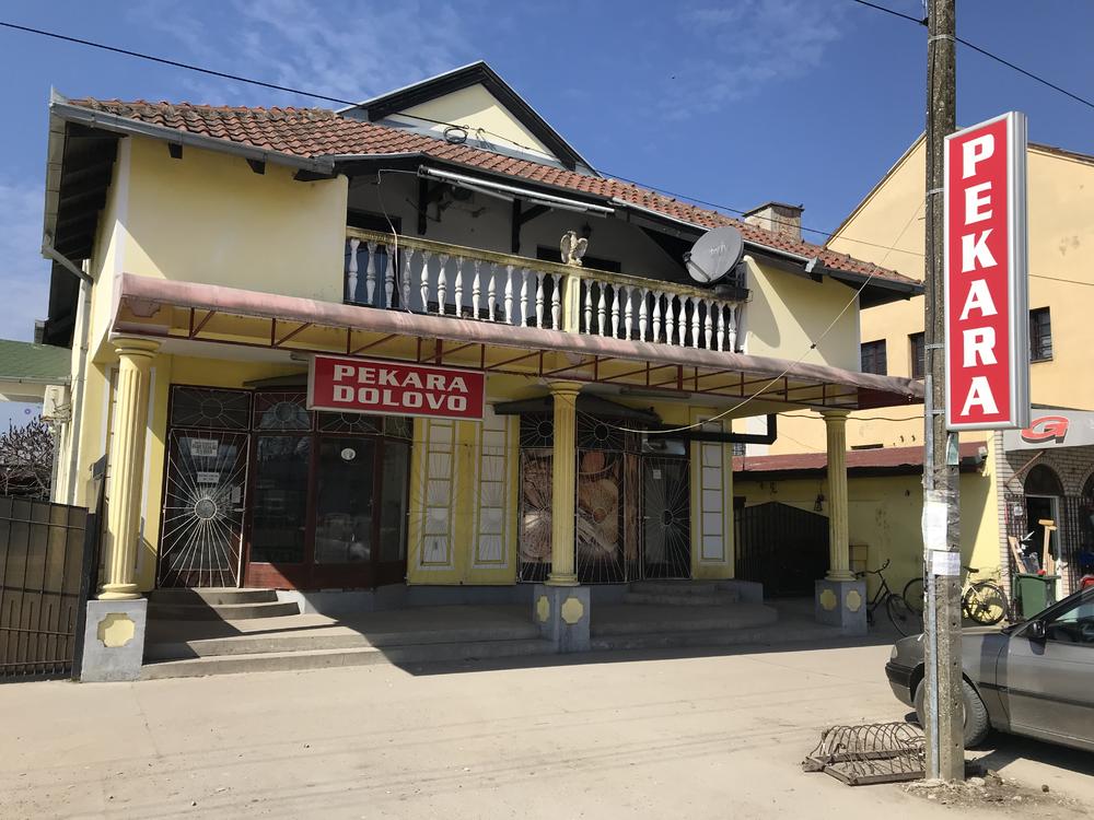 Pekara ispred koje se Halit fotografisao sa puškom u ruci    