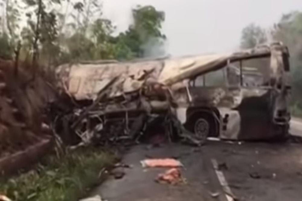 DVA AUTOBUSA SE SUDARILA, POGUNILO 60 OSOBA: Još uvek izvlače zarobljene putnike! (VIDEO)