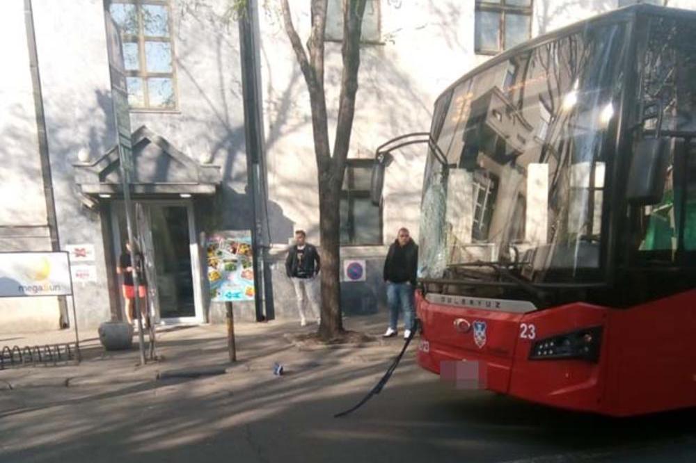 NESREĆNA DEVOJKA JE LETELA 10 METARA: Stravična NESREĆA na Dorćolu (FOTO)