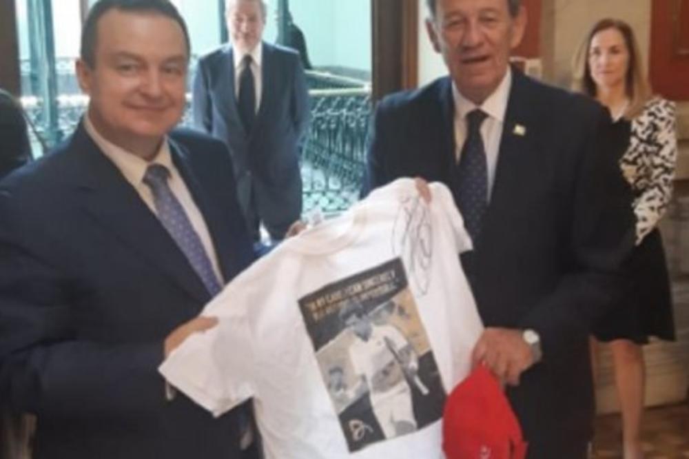 ŠEF DIPLOMATIJE URUGVAJA REKAO DAČIĆU DA OBOŽAVA NOLETA: Ministar mu dao POKLON, Rodolfo ZANEMEO U TRENUTKU
