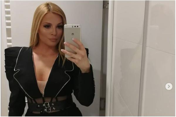 PEVAČICA DOŽIVELA PRAVU DRAMU: Ostala bi SAMA i BEZ DINARA U DŽEPU, ali onda se pojavio njen SPASITELJ!