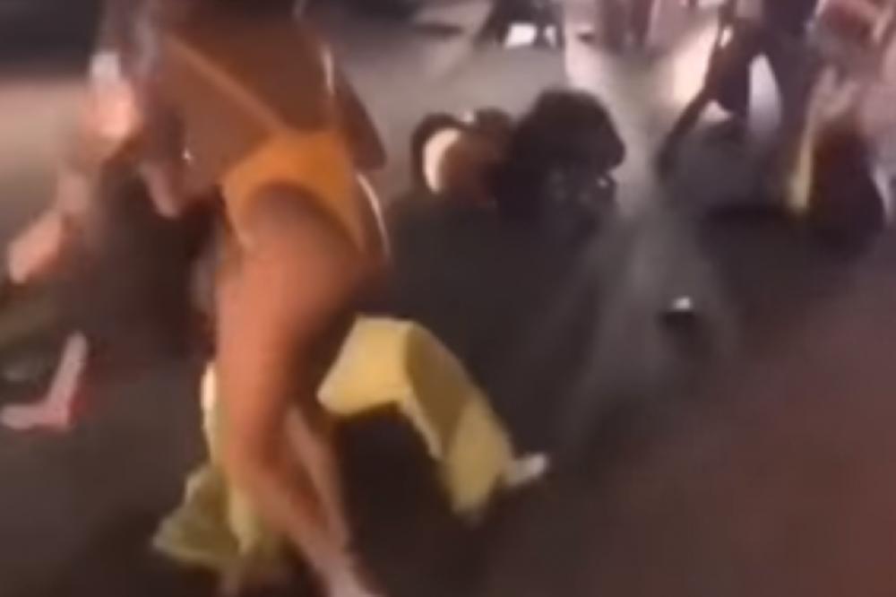 POLUGOLE ŽENE SE POTUKLE NASRED ULICE! Grebale se, vukle i udarale! Zaustavile saobraćaj, vozači poludeli (VIDEO)