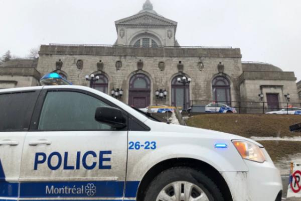 SVEŠTENIKU ZABOLI NOŽ U LEĐA TOKOM MISE: Izboden  pred vernicima!