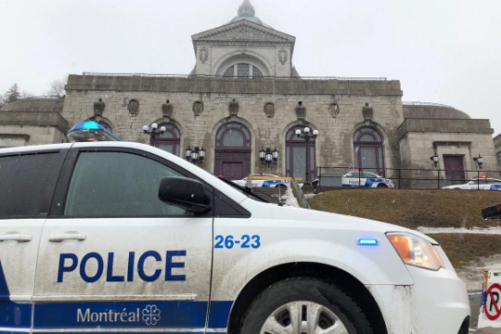 SVEŠTENIKU ZABOLI NOŽ U LEĐA TOKOM MISE: Izboden  pred vernicima!