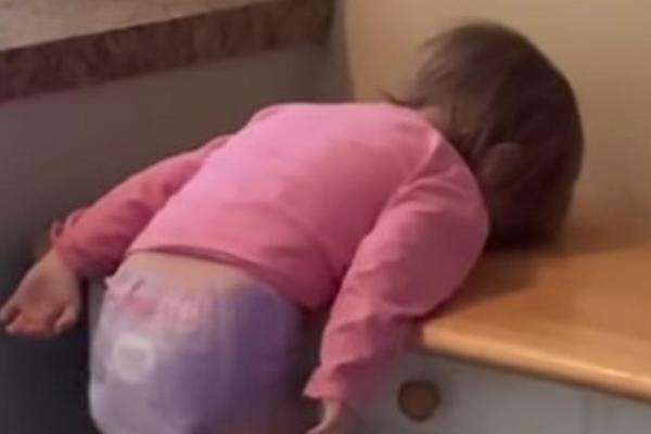 MAJKA UŠLA U KUĆU, UGLEDALA ĆERKU I OSTALA U ČUDU: Nije znala šta devojčica radi, ali je kamera sve zabeležila