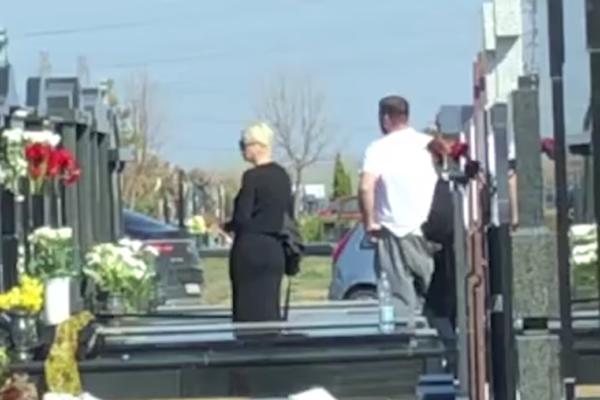 KARLEUŠA RANO JUTROS POSETILA GROB SVOJE MAJKE: Sklanjala je UVELO SVEĆE, a onda se pojavio ON! (VIDEO)