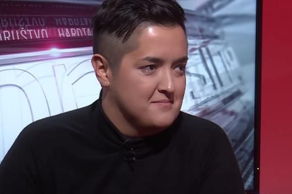 MARIJA ŠERIFOVIĆ DANAS DOŽIVELA TRANSFORMACIJU: Prvo obukla CVETNU HALJINU, pa se SKINULA U KUPAĆI!