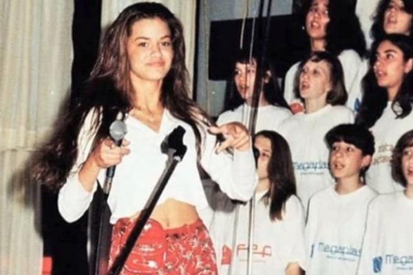 OD MALIH NOGU ZNALO SE ŠTA ĆE BITI KAD PORASTE: Prepoznajete li našu poznatu pevačicu sa slike?