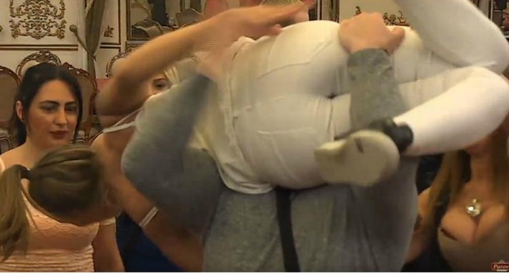 Mladen nije skidao ruke s misteriozne devojke