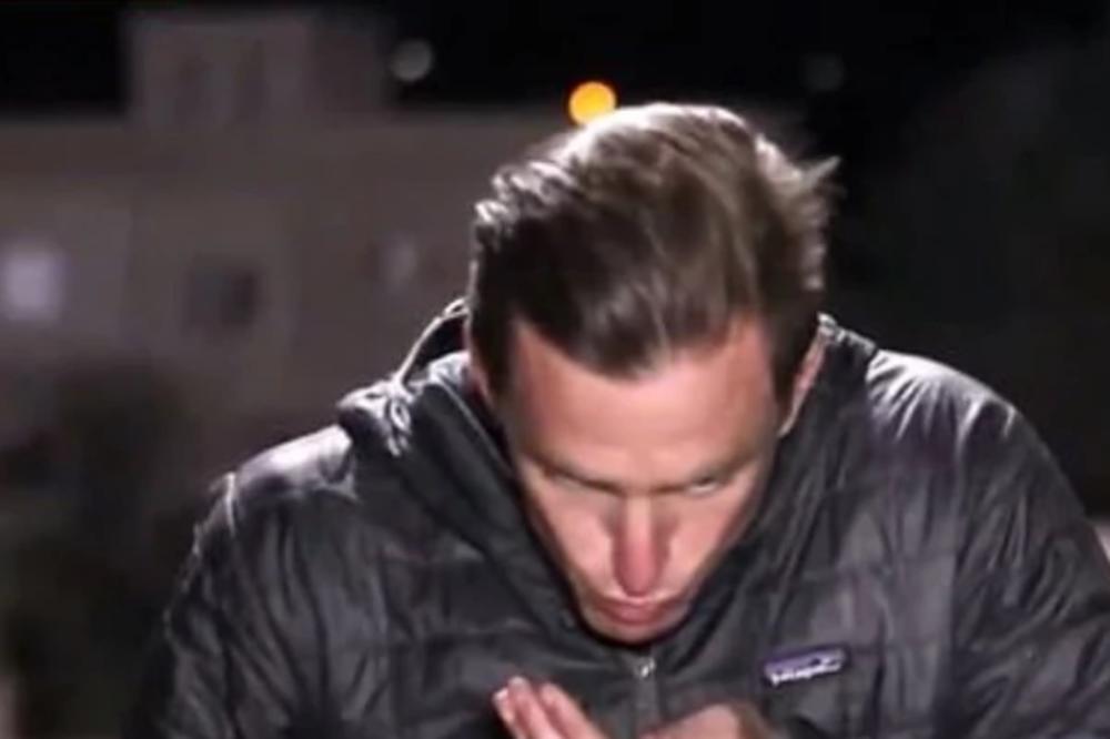 REPORTER SE UKLJUČIO U PROGRAM, A ONDA SEBI LEPO PLJUNUO U ŠAKU: Ovaj snimak je ZGROZIO milione ljudi (VIDEO)