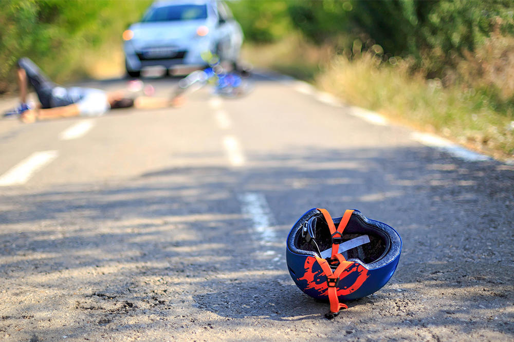UKRADENIM AUTOMOBILOM UBIO DEČAKA U PIROTU: Udario u bicikliste, tinejdžer (16) na mestu ostao mrtav!