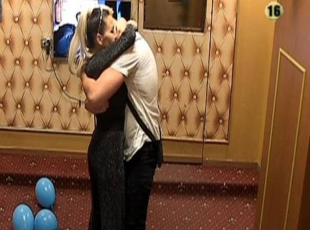 Na Enisine dirljive reči Vuja odgovorio potvrdno