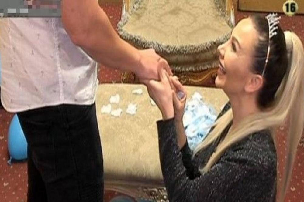 NOVA PROSIDBA U PAROVIMA: Devojka PALA NA KOLENA pred ovim učesnikom, iznenadila ga pitanjem! Evo kako je reagovao!
