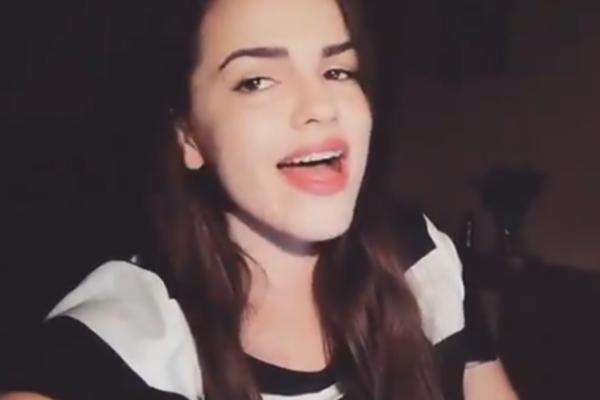 OVO JE SRBIJA, GOVORE GROBOVI RATNIKA: Patriotska pesma koju peva prelepa Srpkinja NAJEŽIĆE SVAKOG (VIDEO)