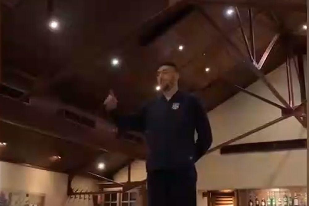 NOVI "GUŠTER" STARI OBIČAJ: Milan Pavkov pevao pesmu legendarnog Tozovca - saigrači padali sa stolica!