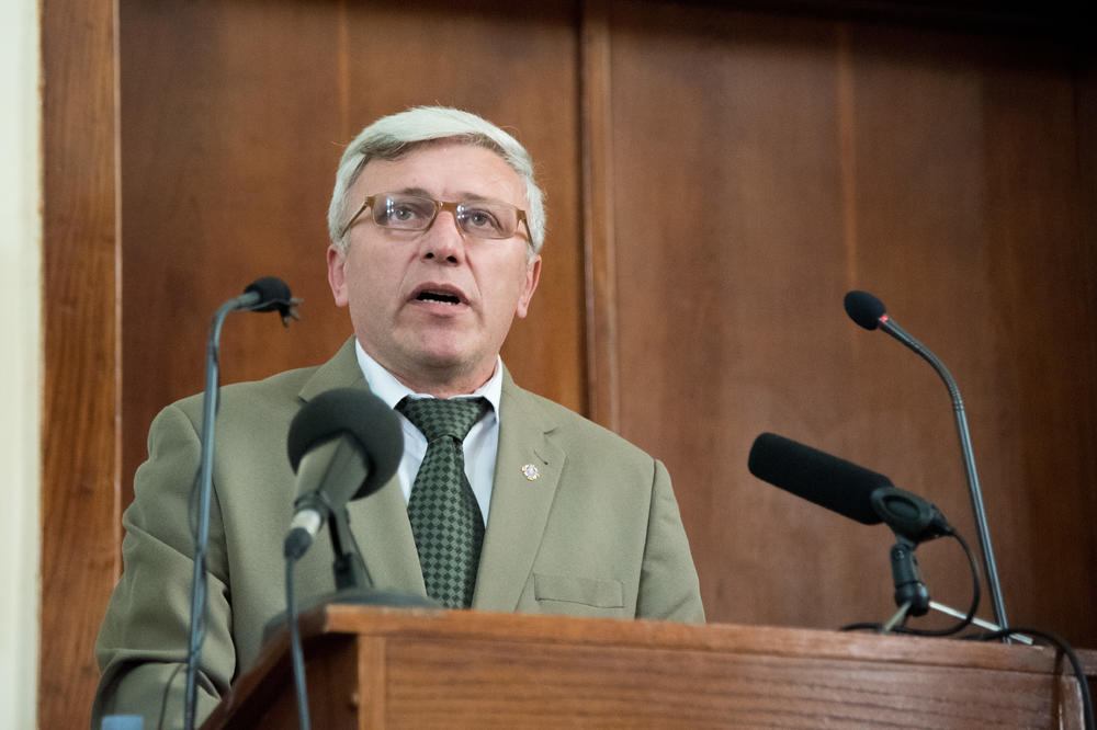 NEMA VIŠE KEŠ KOLICA I LAGANICA: Monarhisti traže zabranu korišćenja gotovine za funkcionere!