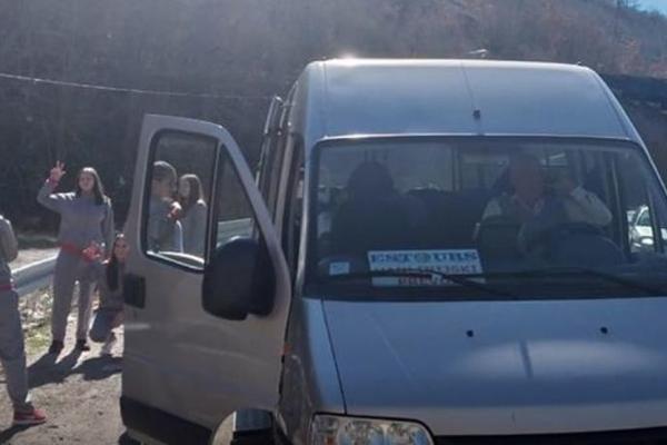 NOVI SKANDAL NA ADMINISTRATIVNOM PRELAZU, ALBANCI OPET DIVLJAJU: Srpskim košarkašicama zabranjen ulaz na Kosovo!