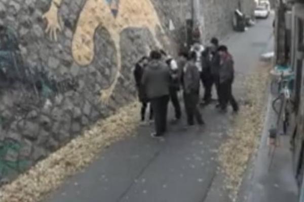 ŠESTORICA MONSTRUMA ODVELI DEVOJKU U ZABAČENU ULICU: Saterali je u ćošak, pa NAPALI! A onda se desilo ČUDO! (VIDEO)
