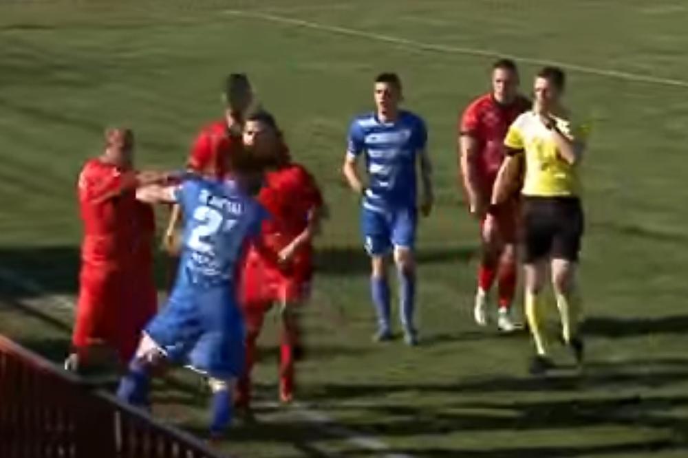 HULIGANSKO PONAŠANJE FUDBALERA NA TERENU: Ozbiljna tuča na utakmici Prve lige Srbije!