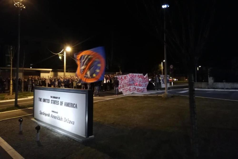 BEOGRADSKI NAVIJAČI SE UJEDINILI I OTIŠLI ISPRED AMERIČKE AMBASADE: Uz zvuke sirene, potrudili su se da ih zapamte!