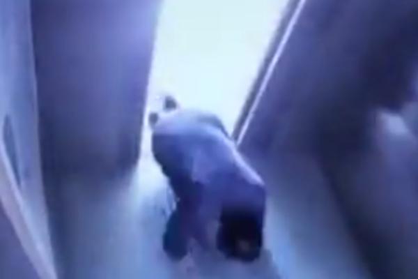 IZVUKAO SE U POSLEDNJEM MOGUĆEM MOMENTU: Kamera u liftu snimila moguću KATASTROFU! (VIDEO)