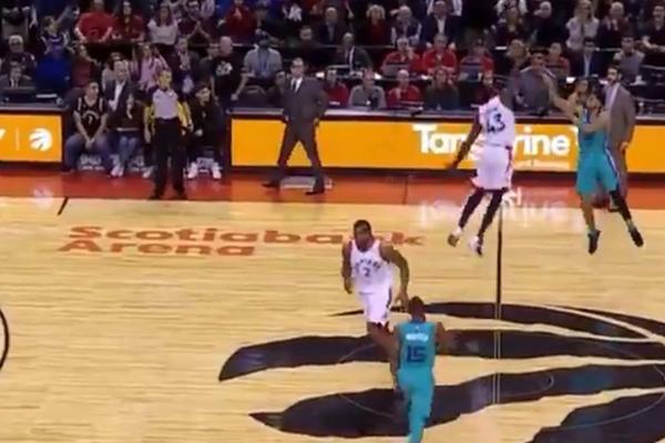 Izbili su mu loptu, zgrabio je na svojoj polovini i ispalio u poslednjoj sekundi! Ludačka trojka sa zvukom sirene!