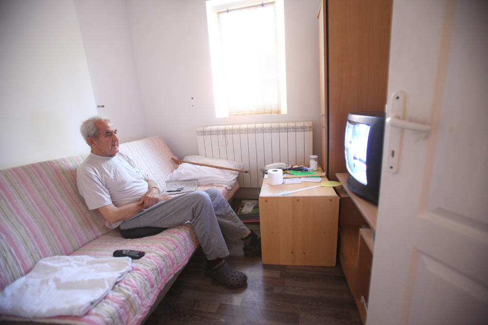 PENZIONERI IZ PROKUPLJA KRPE KRAJ S KRAJEM: Mesečno prima 1000 dinara iz dva dela, a rekorder je deka sa 230 DINARA