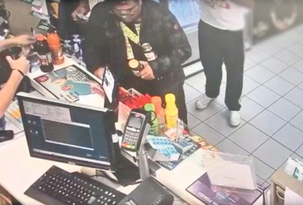 Sejo Kalač primetio tuđi telefon...