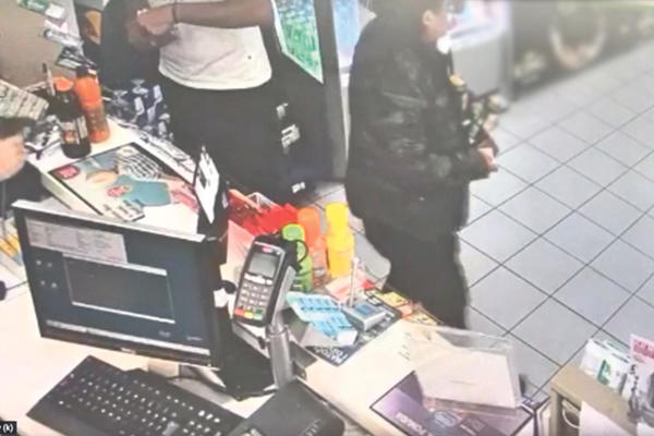 NAŠ POZNATI FOLK PEVAČ ČIJE HITOVE OBOŽAVATE POKRAO PUMPU, kamere sve snimile, a on onda promenio lični opis!