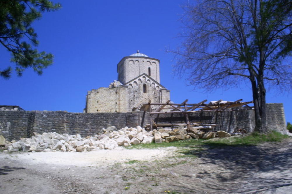 GORI ŠUMA U BLIZINI MANASTIRA ĐURĐEVI STUPOVI: Više od 20 hektara šume U PLAMENU