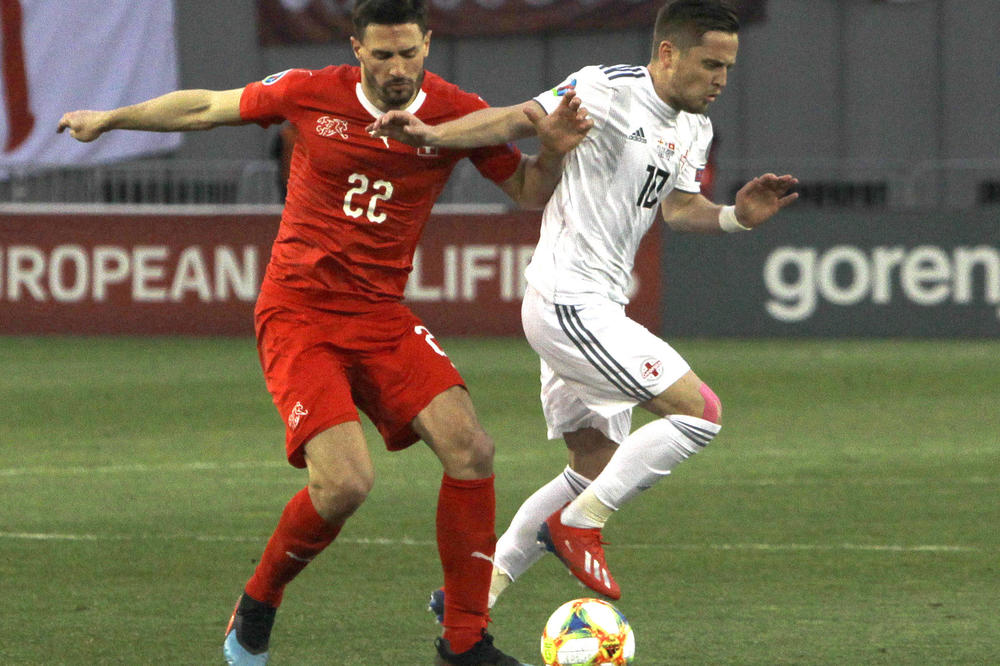 ŽIVOT JE VAŽNIJI OD SVEGA! Drama na meču, Gruzin spasavao Švajcarca, vadio mu jezik da se ne uguši!