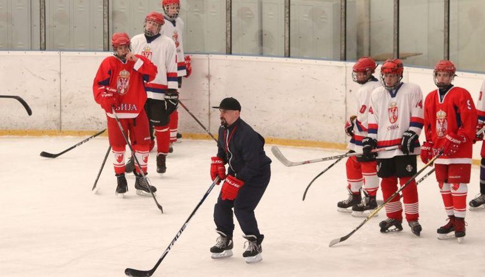 Selektor Nemanja Janković radi sa igračima na treningu