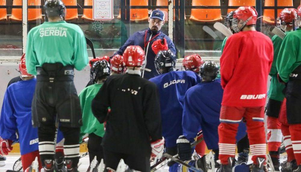 Nemanja Janković sa juniorskim reprezentativcima Srbije