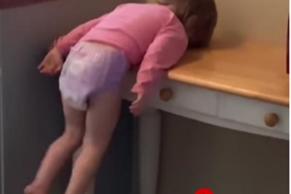 ŠTA ONA OVO RADI? Kada se vratila kući MAJKA je videla svoje DETE KAKO SE NJIŠE! RAZLOG JE NEVEROVATAN (VIDEO)