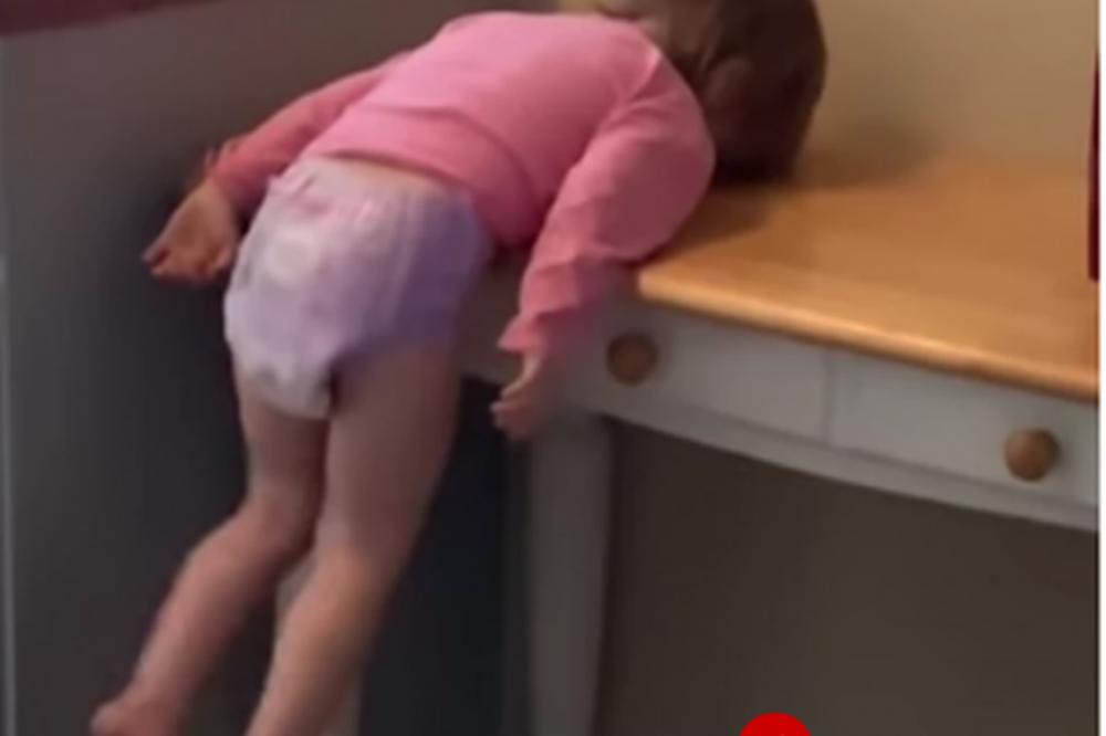 ŠTA ONA OVO RADI? Kada se vratila kući MAJKA je videla svoje DETE KAKO SE NJIŠE! RAZLOG JE NEVEROVATAN (VIDEO)