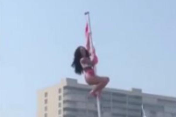 STUDENTKINJA SE PELA NA JARBOL, SVI GLEDALI U NJENU ZADNJICU: Ubrzo je sve pošlo po zlu! (VIDEO)