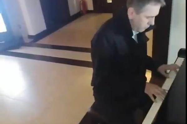 SAŠA RADULOVIĆ SEO JE ZA KLAVIR, A ONDA JE KRENULA STARA SRPSKA PESMA! Ovaj video oduševio je sve na Tviteru