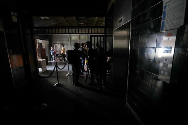 KO JE KRIV - HAKERI IZ OPOZICIJE ILI ZASTARELA TEHNOLOGIJA? Venecuela opet NEMA STRUJE, narod bez vode i lekova