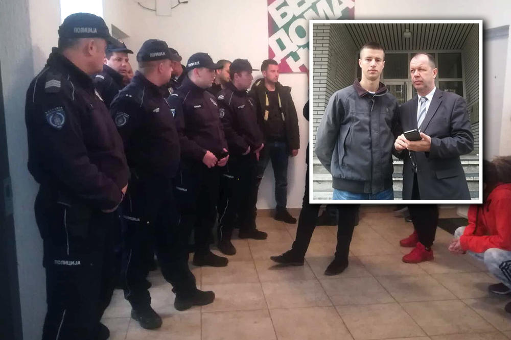 DEJAN AKSENTIJEVIĆ IZBAČEN IZ STANA! Velika drama u BG, policija poslala POJAČANJE, građani brane porodicu! (FOTO)