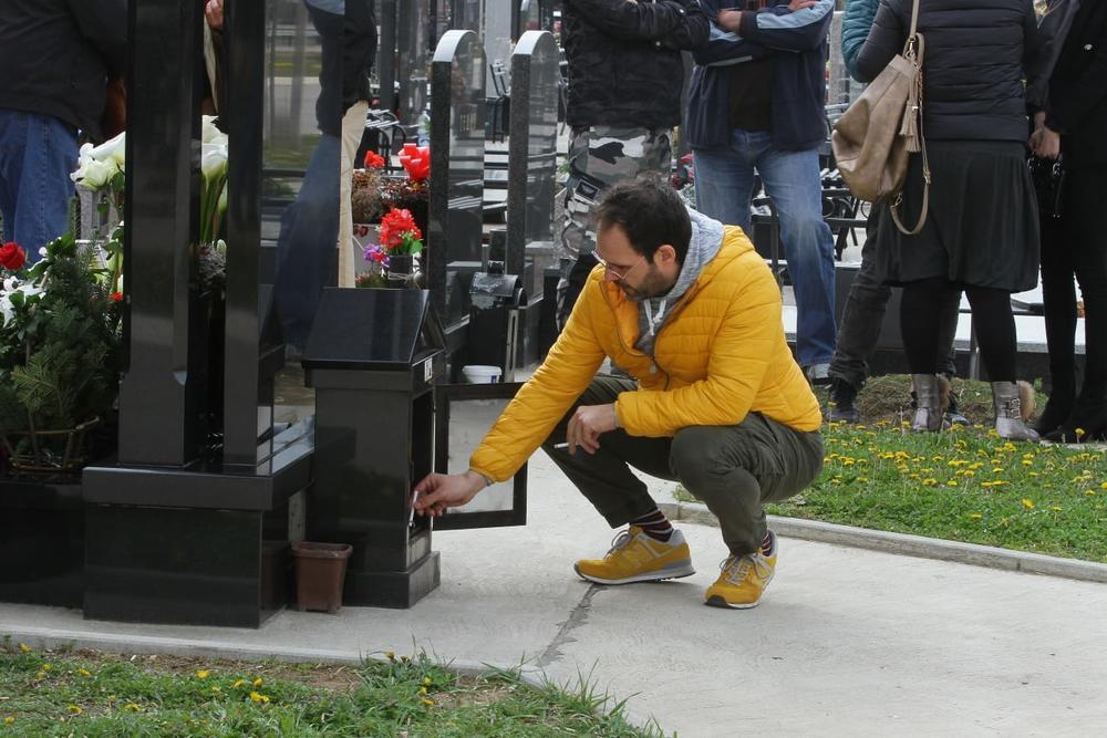 Klasići mu zapalili sveću